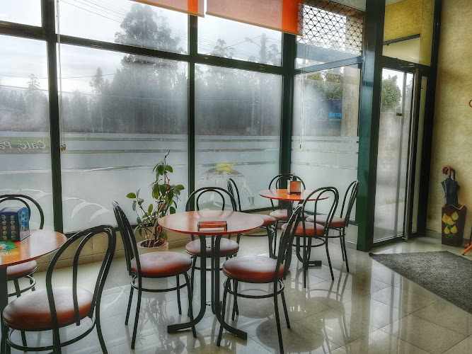 Fotografia tomada fuera de Panadería cafetería Confitería Louro - cafeterías en Casillas, A Coruña