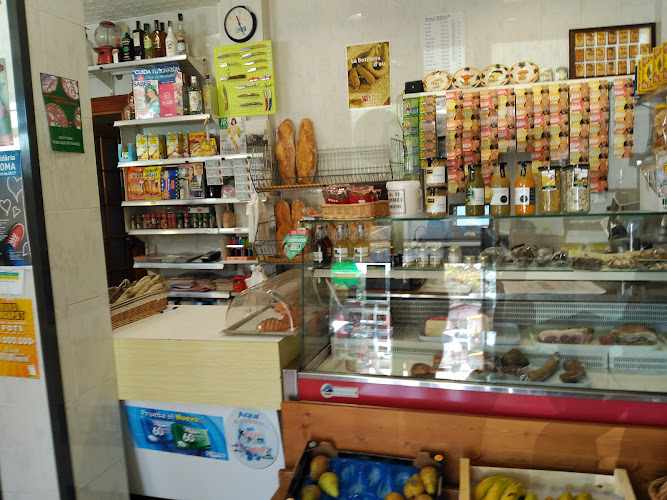 Fotografia tomada fuera de Queviures Elvira - Supermercado en Olvan, Barcelona