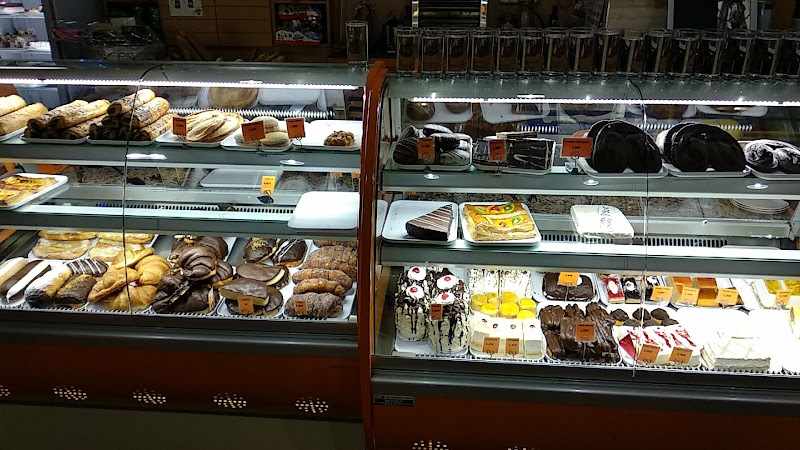 Fotografia tomada fuera de Cafetería Media Luna - Cafetería en Almería, Almería