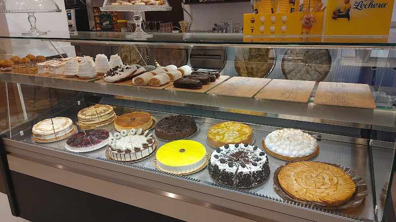 Fotografia tomada fuera de Cafeteria pasteleria Santa Ana - Pastelería en Torre del Mar, Málaga