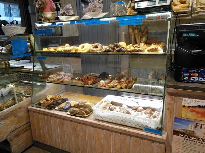 Fotografia tomada fuera de Forn Marull - Panadería en La Bisbal d'Empordà, Girona