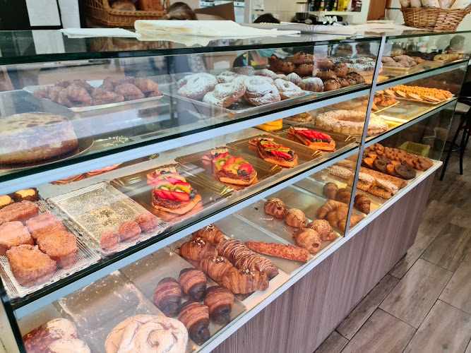 Fotografia tomada fuera de Artesanos Panaderos Savic - Forn de pa en Badalona, Barcelona