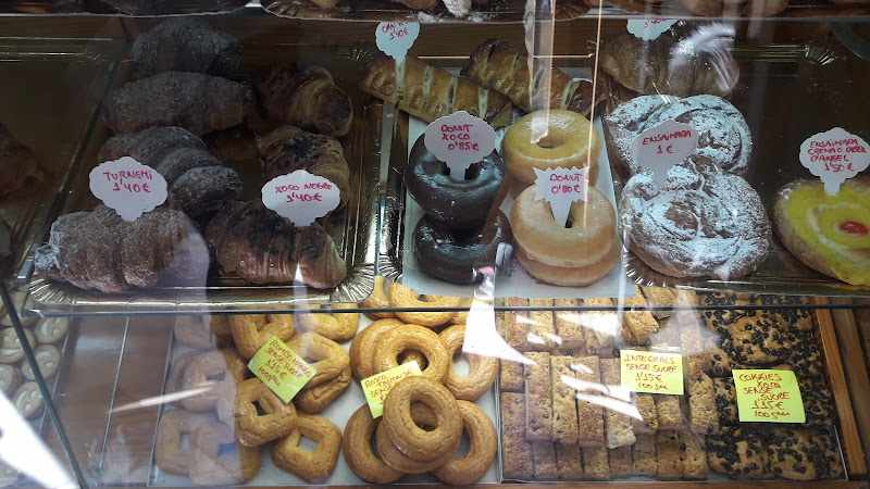 Fotografia tomada fuera de Sant Jordi - Panadería en Badalona, Barcelona