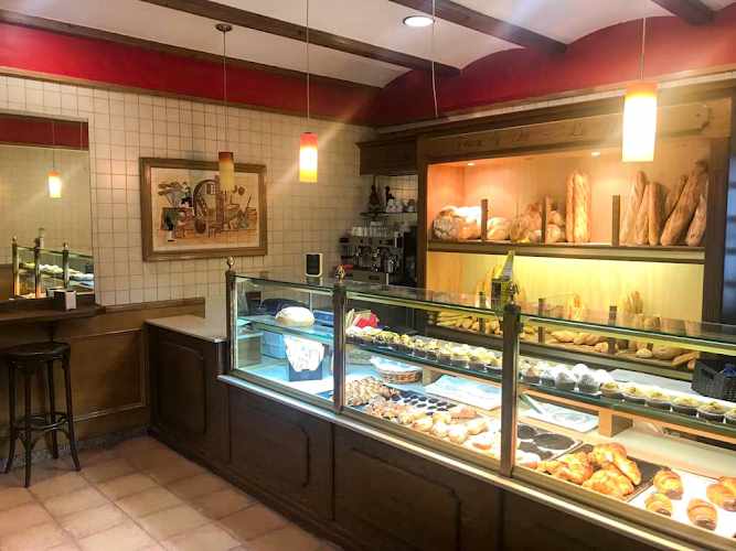 Fotografia tomada fuera de Forn de Pa a la Llenya La Riera - Badalona, Barcelona - Panadería en Badalona, Barcelona