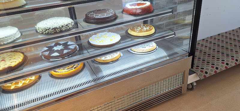 Fotografia tomada fuera de Pastelería Buenavista - Montigalà - Pastisseria en Badalona, Barcelona