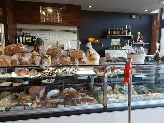 Fotografia tomada fuera de Forn Marull - Panadería en Parlavà, Girona