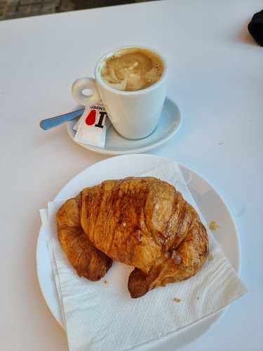 Fotografia tomada fuera de Cafetería Pastelería Loladas - cafeterías en Badalona, Barcelona