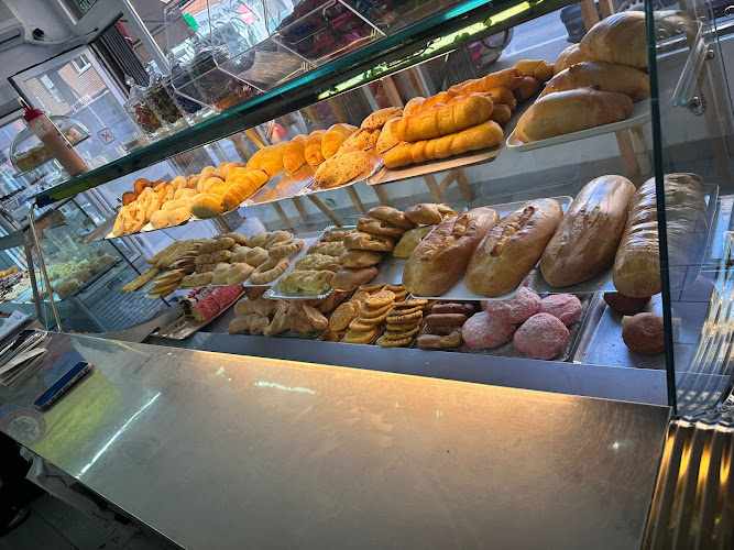 Fotografia tomada fuera de Antojitos de mi pueblo | Recomendada - Panadería en Aranjuez, Madrid