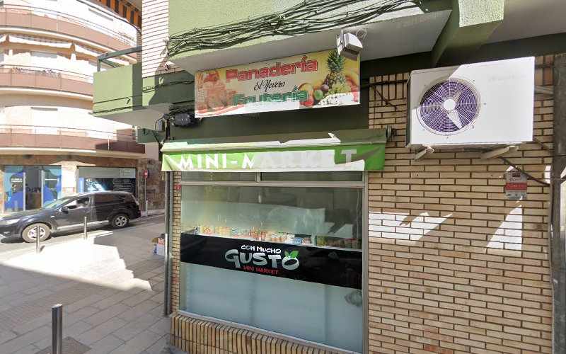 Fotografia tomada fuera de Frutería-Panadería - Comercio en Don Benito, Badajoz
