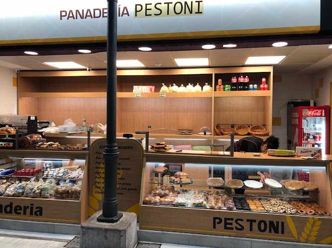 Fotografia tomada fuera de La Plaza El Mercado de Avilés - Tienda de alimentación en Orbón, Asturias