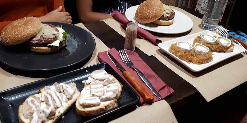 Fotografia tomada fuera de Bar restaurante BLANCO Y NEGRO desde 1990 - restaurantes en Burgohondo, Ávila