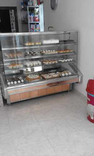 Fotografia tomada fuera de Pastelería La Cruz - Cake shop en Pedrera, Sevilla