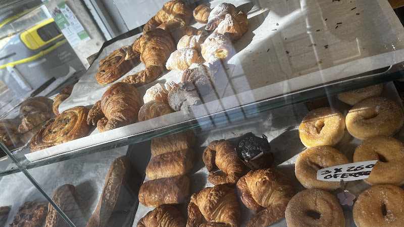 Fotografia tomada fuera de Bakery & coffee Migas: pa artesà - cafeterías en Barcelona, Barcelona