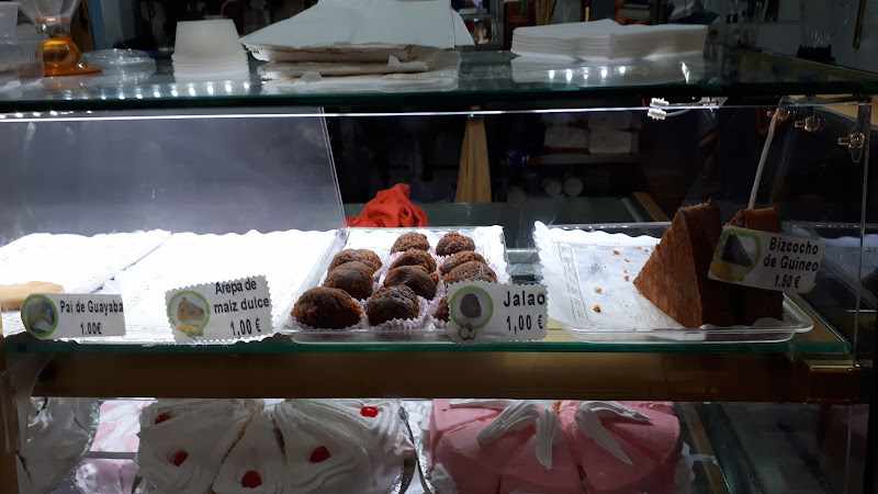 Fotografia tomada fuera de Pasteleria Cafeteria Dedo - Pastelería en Madrid, Madrid