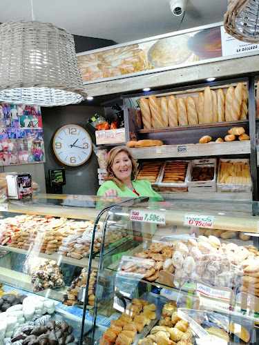 Fotografia tomada fuera de Pastelería La Gallega - Pastelería en Madrid, Madrid