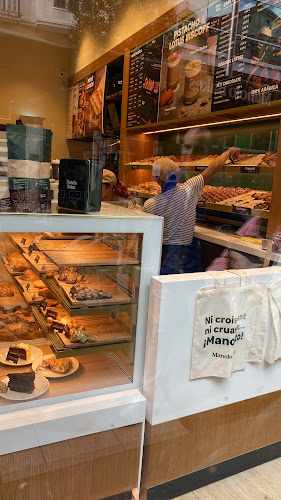 Fotografia tomada fuera de Manolo Bakes - cafeterías en Santander, Cantabria