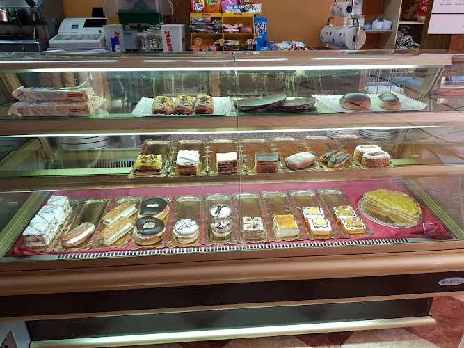 Fotografia tomada fuera de Cafetería Pastelería Cardeña - cafeterías en Lopera, Jaén
