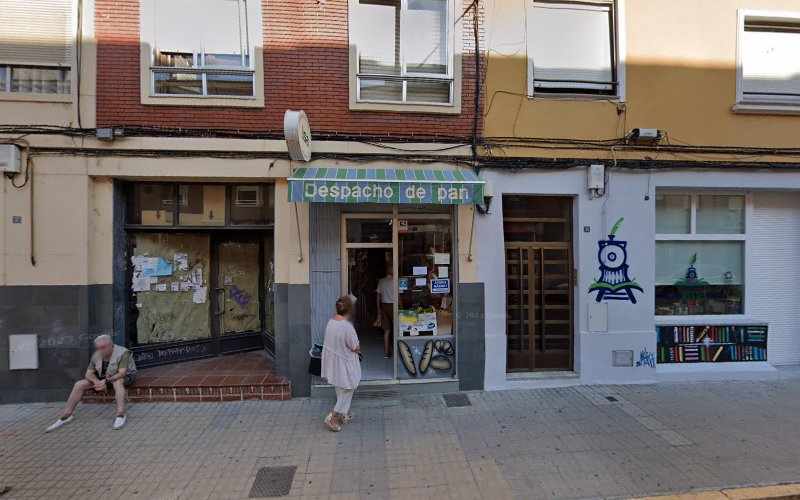 Fotografia tomada fuera de Despacho De Pan Isa - Convenience store en Ponferrada, León