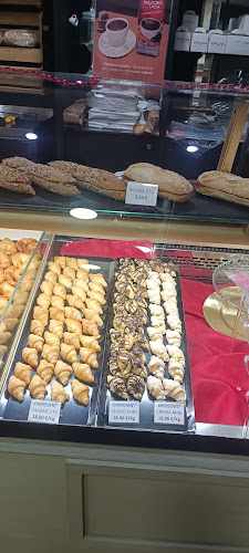 Fotografia tomada fuera de AMiguitas: Pastelería & Cafetería - Pastelería en Cornellà de Llobregat, Barcelona