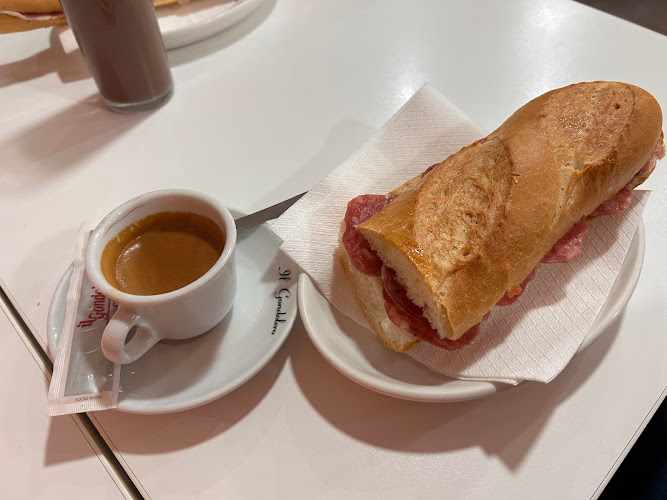 Fotografia tomada fuera de Horno Sant Miquel - Pasteleria Sonia - Pastisseria en Cornellà de Llobregat, Barcelona