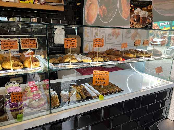 Fotografia tomada fuera de Cafeteria La Plaça Forn de pa - Panadería en Cornellà de Llobregat, Barcelona