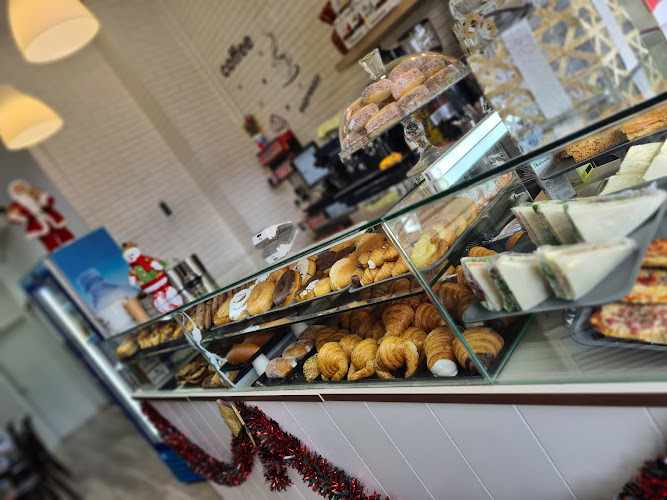 Fotografia tomada fuera de Pastelería Santiga 2 - Pastisseria en Cornellà de Llobregat, Barcelona