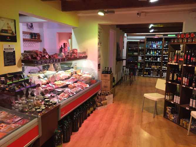 Fotografia tomada fuera de El Paladar, Jamonería & Delicatessen / Centro - Tienda de jamones en Ciutadella de Menorca, Baleares