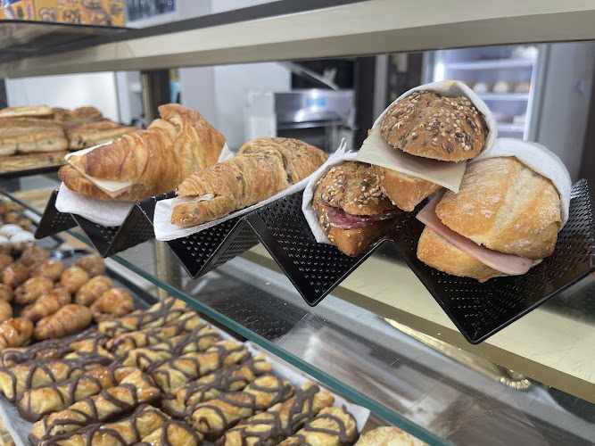 Fotografia tomada fuera de Migas - Panadería en Cerdanyola del Vallès, Barcelona