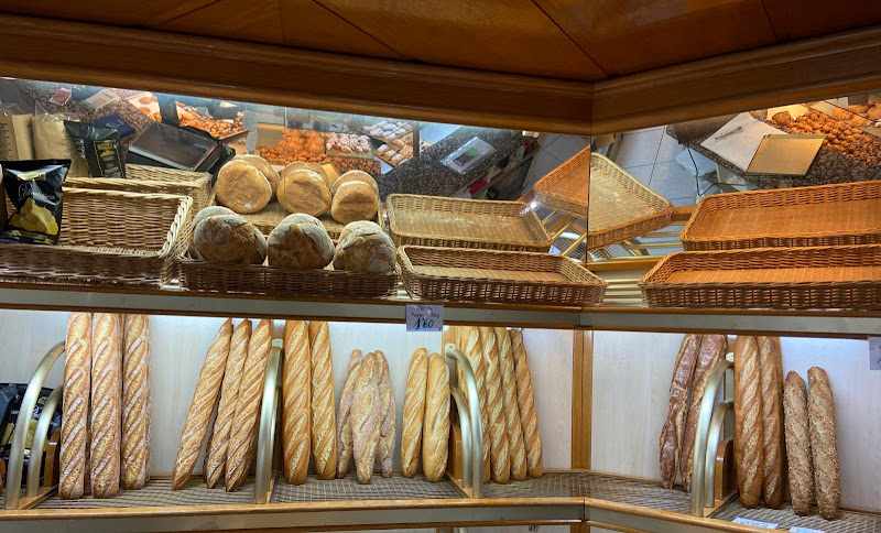 Fotografia tomada fuera de Forn de pa Canaletes 25 - Panadería en Cerdanyola del Vallès, Barcelona