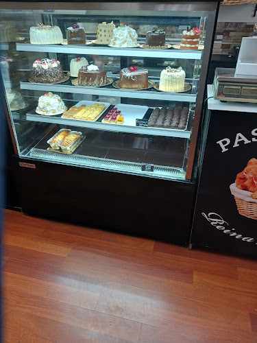 Fotografia tomada fuera de Pastelería Confitería Reina Victoria - Pastelería en Madrid, Madrid