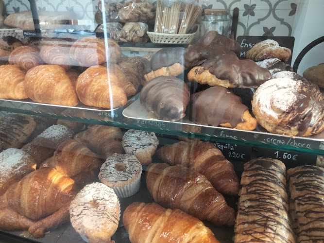 Fotografia tomada fuera de Forn La Carmen - Panadería en Santa Perpètua de Mogoda, Barcelona