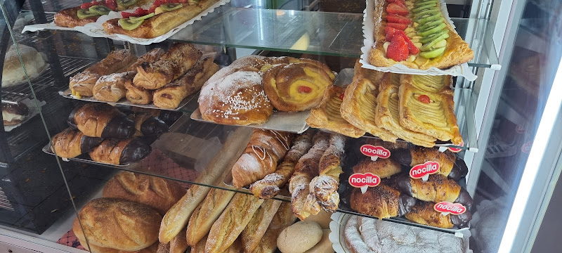Fotografia tomada fuera de Pasteleria Sant Carles, Santa Coloma de Gramenet, Barcelona - Pastelería en Santa Coloma de Gramenet, Barcelona