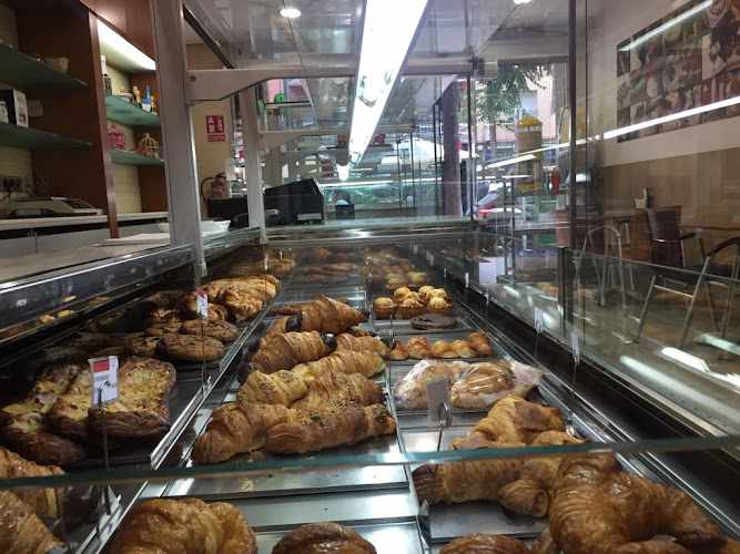 Fotografia tomada fuera de Pastelería Torres - Pastisseria en Santa Coloma de Gramenet, Barcelona
