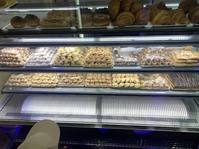 Fotografia tomada fuera de Panaderia Pasteleria la merienda (chellaf) - Panadería en Martorell, Barcelona