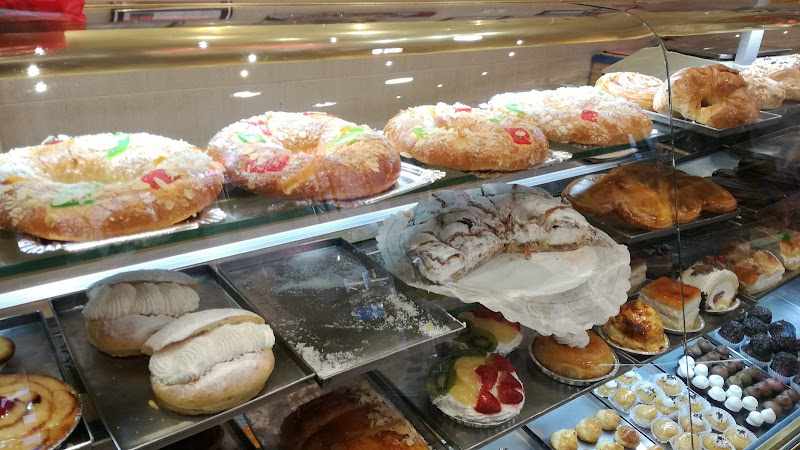 Fotografia tomada fuera de Bombonería pastelería Royfra - Pastelería en Madrid, Madrid