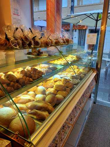 Fotografia tomada fuera de Pasteleria Monge - Pastelería en Torrevieja, Alicante