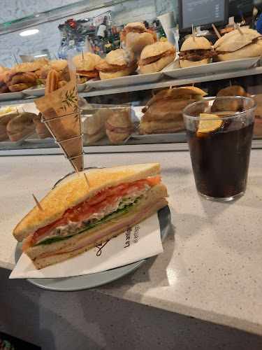 Fotografia tomada fuera de Café La Posta - cafeterías en San Martín del Rey Aurelio, Asturias