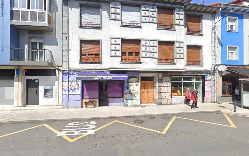 Fotografia tomada fuera de Que de Cosines - Tienda de golosinas en San Martín del Rey Aurelio, Asturias