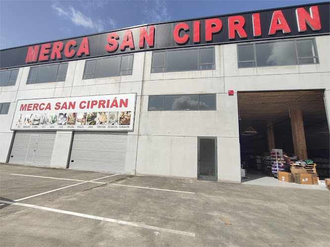 Fotografia tomada fuera de Merca San Ciprián - Comercio en Polígono San Cibrao, Orense