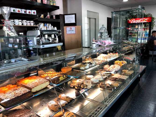 Fotografia tomada fuera de Pastelería Cafetería Panadería Ferga - Pastelería en Granada, Granada