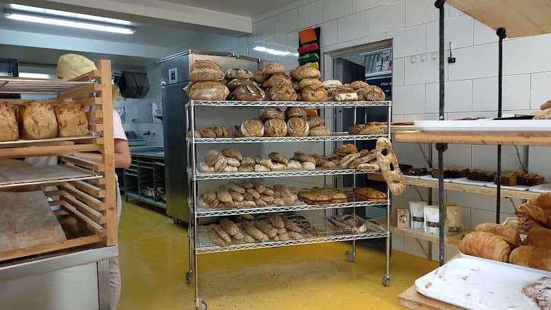 Fotografia tomada fuera de La Puntual (Pan y Bollería) - Forn de pa en Girona, Girona