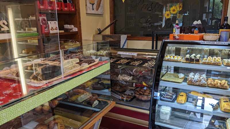 Fotografia tomada fuera de Pastelería La Plaça - Forn de pa en Folgueroles, Barcelona