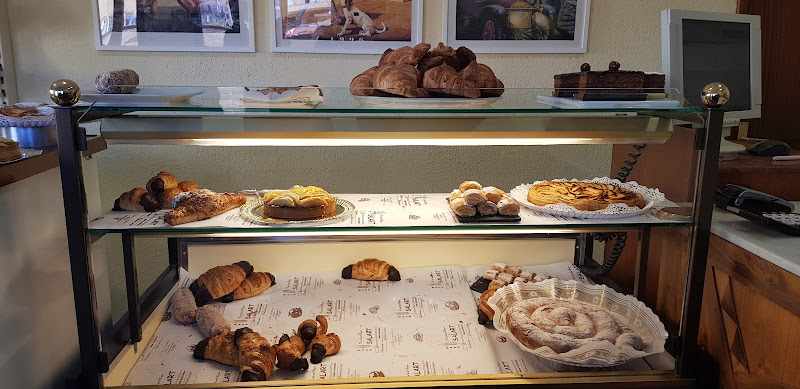 Fotografia tomada fuera de Fornpastisseria Salart / Salart Forn de Pa - Panadería en Bàscara, Girona