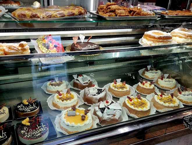 Fotografia tomada fuera de Pastelería La Llaminadura - Pastisseria en Manresa, Barcelona