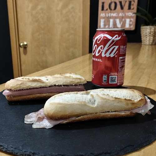 Fotografia tomada fuera de Entre Pans · Cal Gravat - Panadería en Manresa, Barcelona