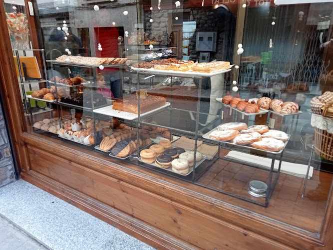Fotografia tomada fuera de Pastelería Gil Llívia - Pastisseria en Llívia, Girona