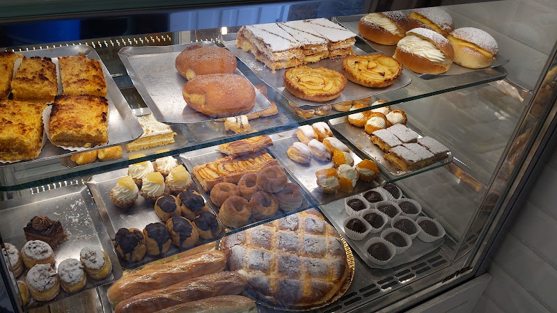 Fotografia tomada fuera de Confitería Caylo (Santiago de Compostela) - Pastelaría especializada en tortas en Santiago de Compostela, A Coruña