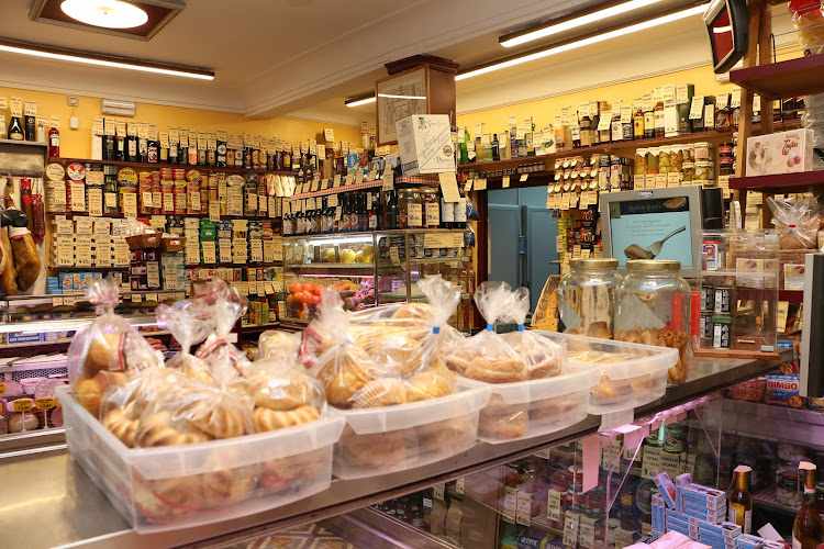 Fotografia tomada fuera de MANTEQUERÍA ANDRÉS - Tienda de alimentación en Madrid, Madrid