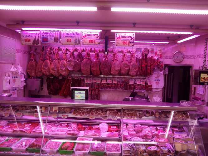 Fotografia tomada fuera de Embutidos y Jamones JL Benito - Establecimiento de jamón serrano en La Colilla, Ávila