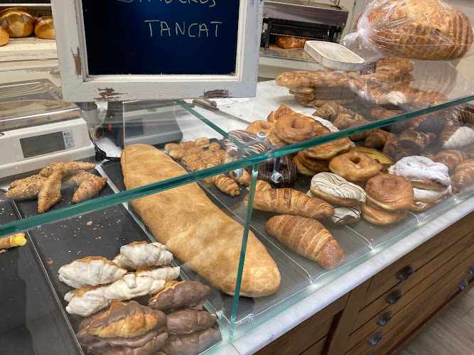 Fotografia tomada fuera de Forn Nou - Panadería en Els Hostalets de Balenyà, Barcelona